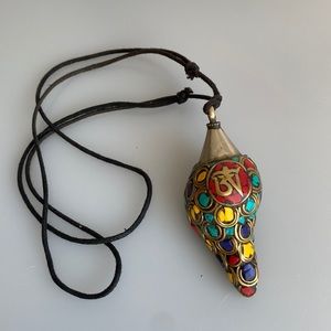 Shell horn necklace with adjustable drawstring.